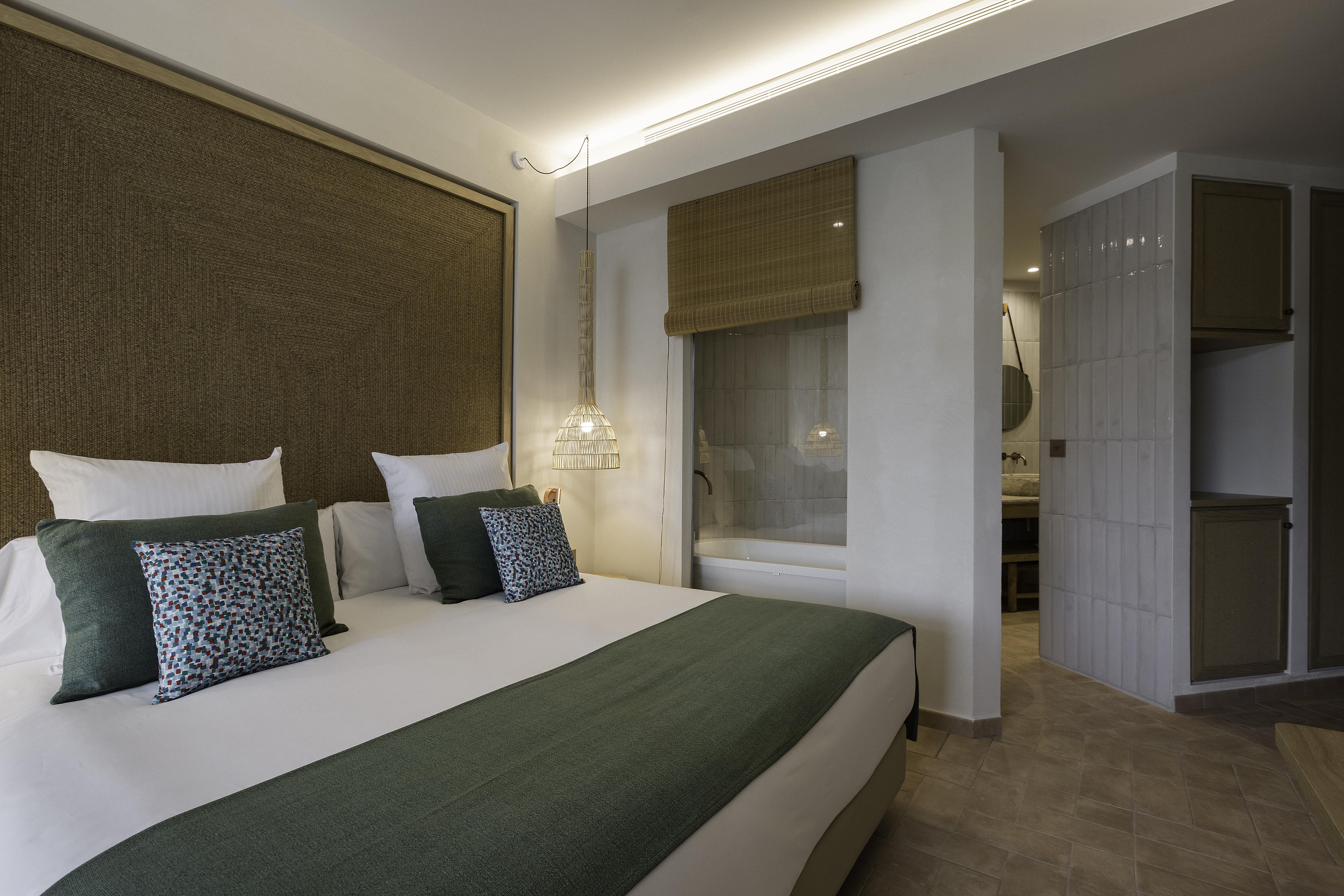 Cala San Miguel Ibiza Resort, Adults Only, Curio Collection By Hilton Port de Sant Miguel Ngoại thất bức ảnh A room at the hotel
