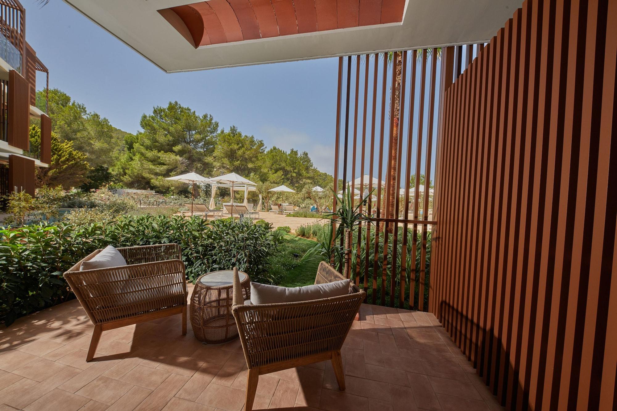 Cala San Miguel Ibiza Resort, Adults Only, Curio Collection By Hilton Port de Sant Miguel Ngoại thất bức ảnh Terrace of a suite